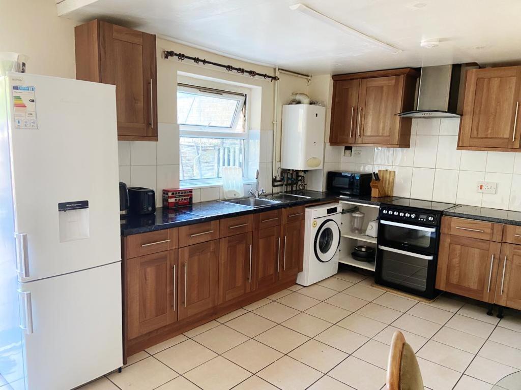 Single And Doubles Rooms Close To Central London Exterior foto